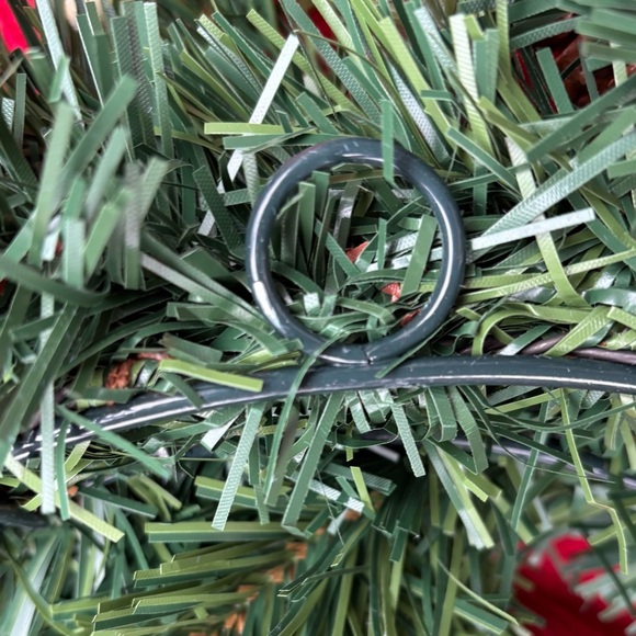 NWT faux white berry wreath Christmas 24” inches - Picture 5 of 6